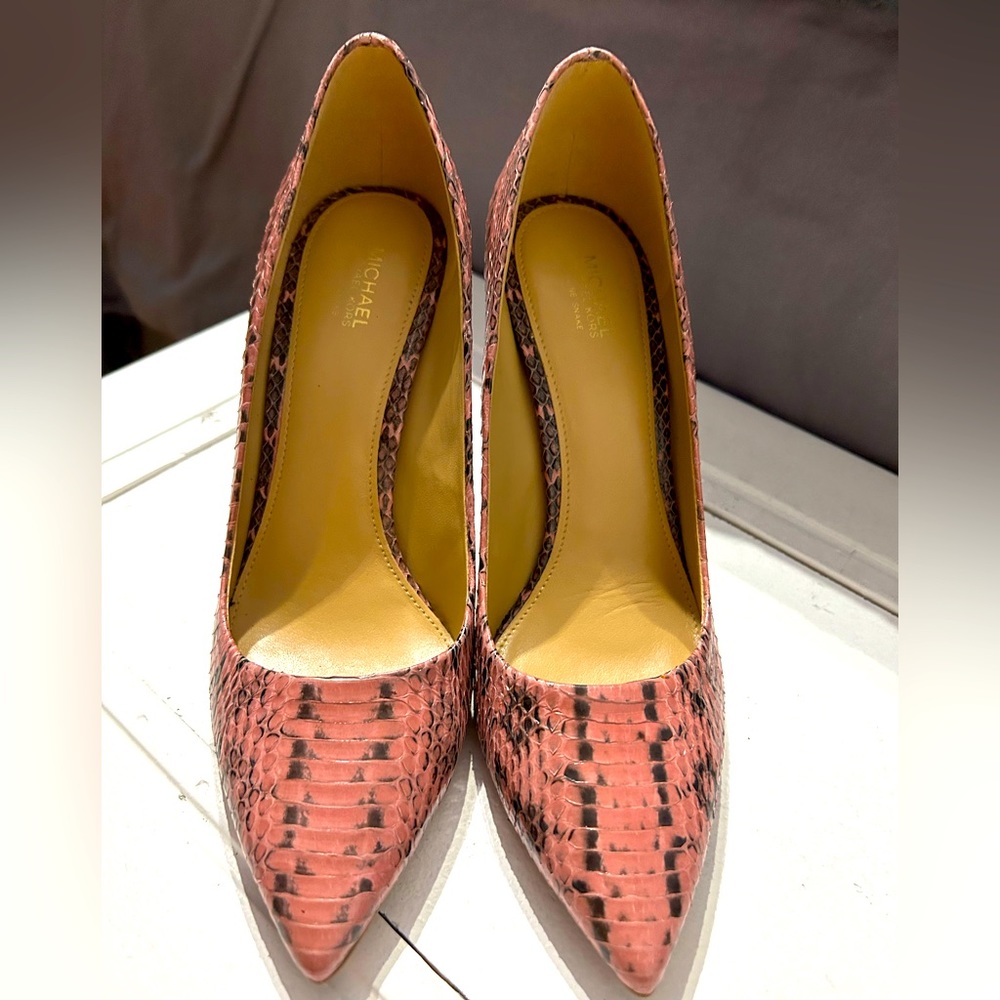 Beautiful pink pointy snake skin heels